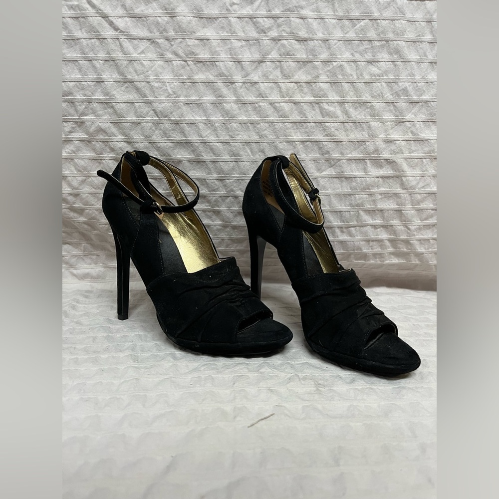 Brand- Ninewest Color- Black/gold Size- Womens 6